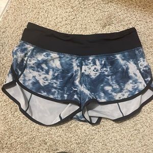 lulu lemon size 4 short. only worn twice. great condition